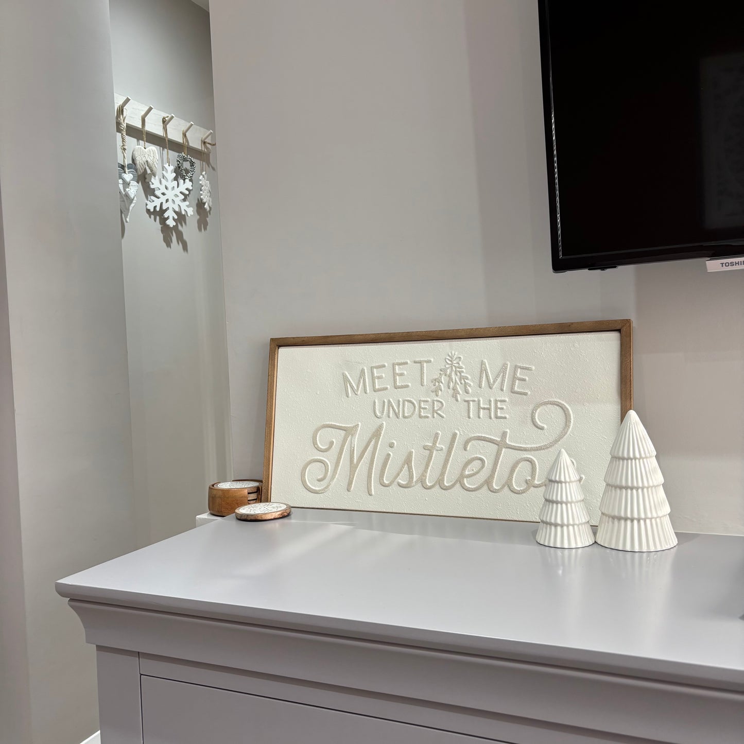 Wood & Metal Sign - White And Gold Meet Me Under The Mistletoe