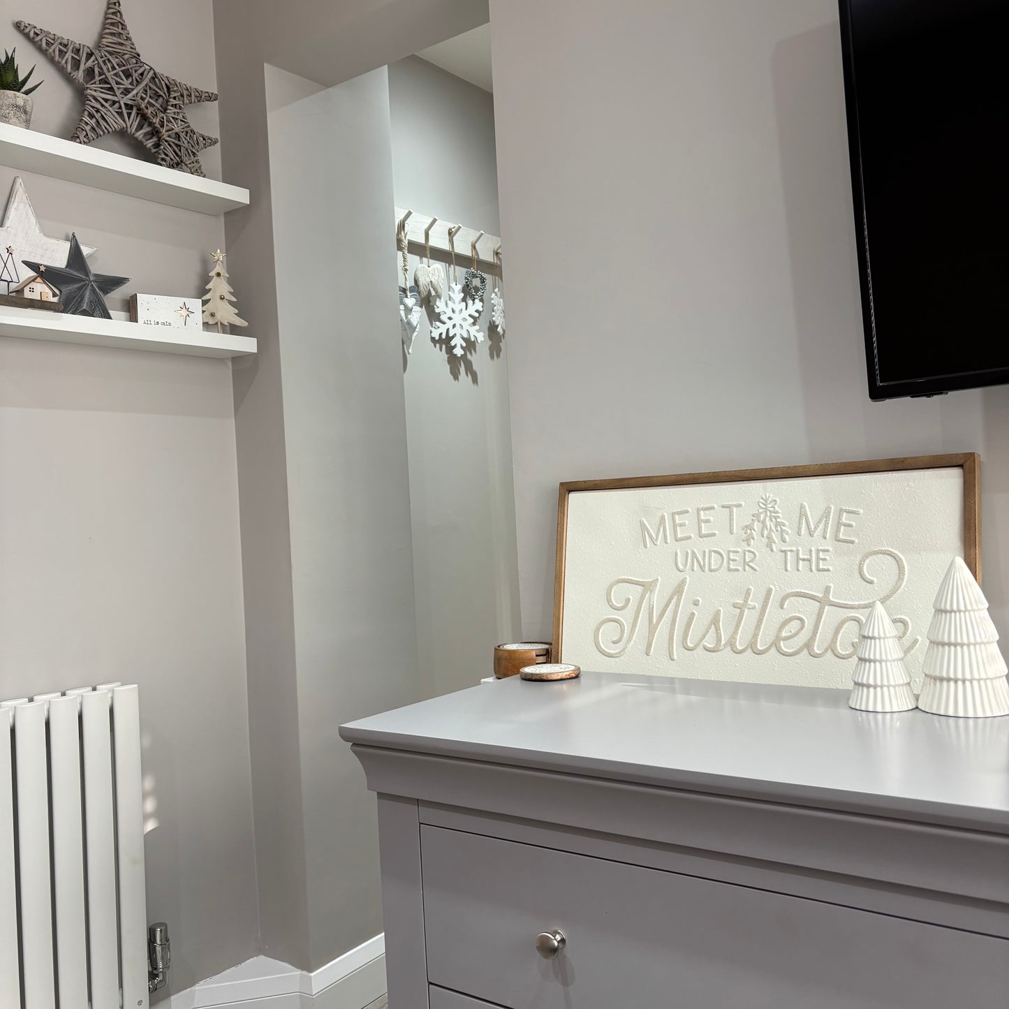 Wood & Metal Sign - White And Gold Meet Me Under The Mistletoe
