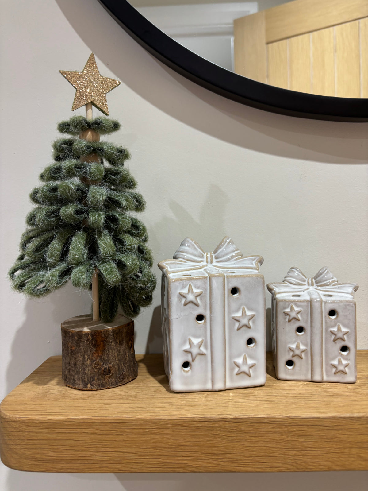 Green Loop Christmas Tree with Gold Star & Wood Base – 24cm