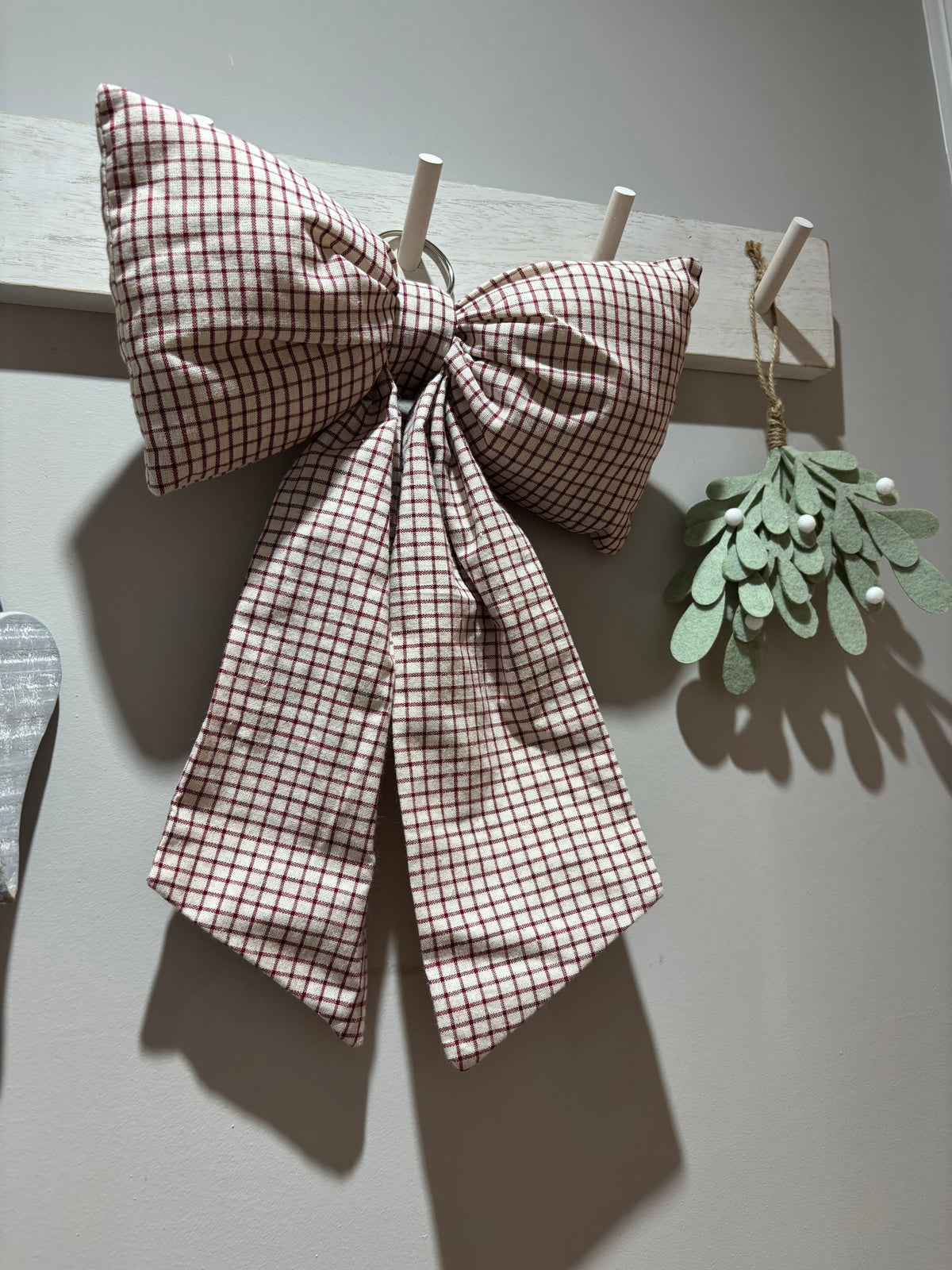 Hanging felt mistletoe - 2 colours