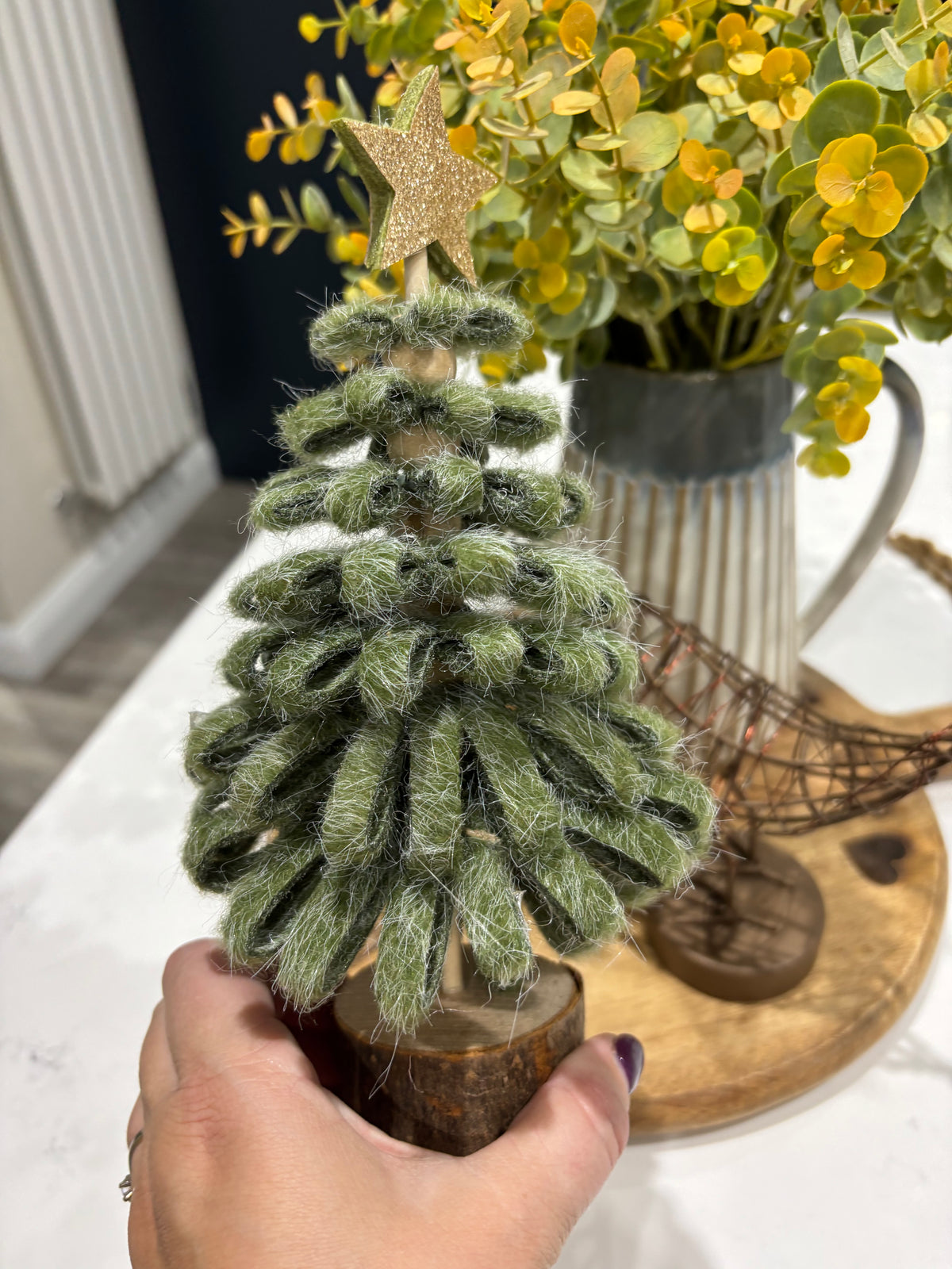 Green Loop Christmas Tree with Gold Star & Wood Base – 24cm