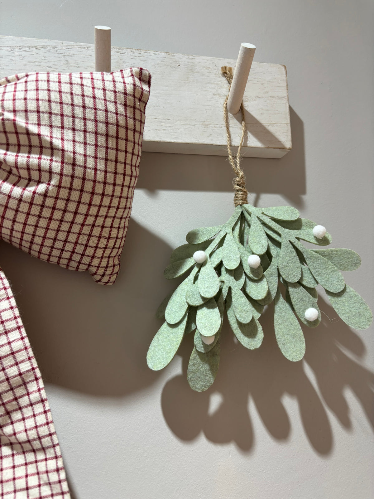Hanging felt mistletoe - 2 colours