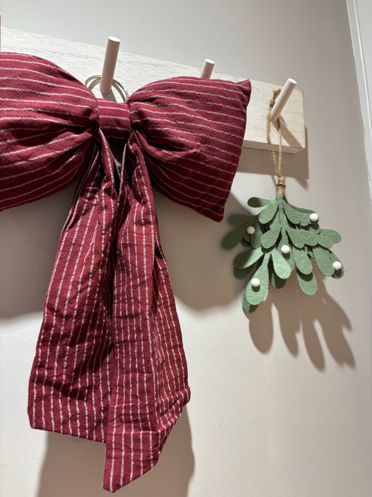 Hanging felt mistletoe - 2 colours