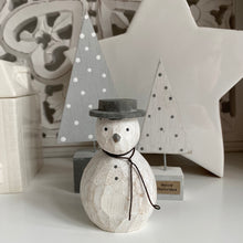 Load image into Gallery viewer, Round Wooden Snowman