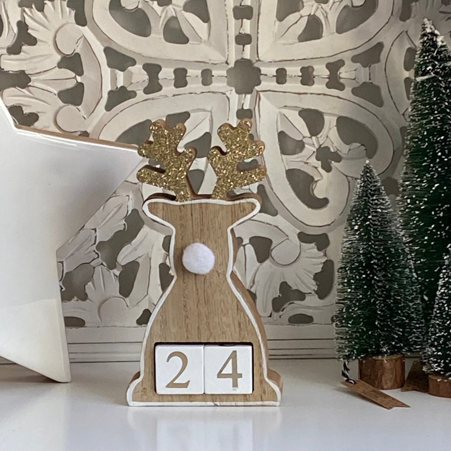 Advent deer with gold and